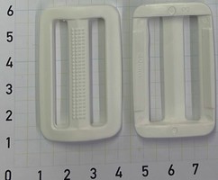 Пряжка двощілинна обмежувач пластм на тасьму шир 4см біла