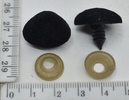Нос бархат трехугол на игрушку №33 розмір 16х22мм чорний