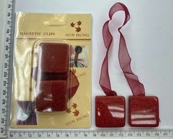 Магніт 3.5 х 3.5 см для штор на органзовій стрічці червона