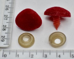 Нос бархат трехугол на игрушку №33 розмір 16х22мм червоный
